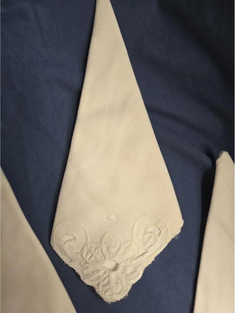 Set of 7 Vintage Embroidered White Linen Napkins With Scalloped Edges